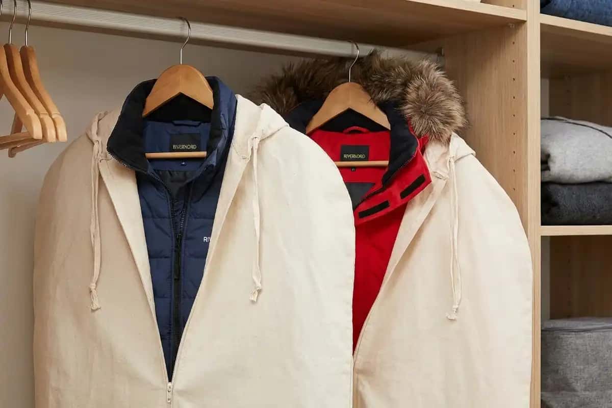 Как подготовить куртки Rivernord к хранению летом Зимние куртки на плечиках и в чехлах подготовленные для летнего хранени